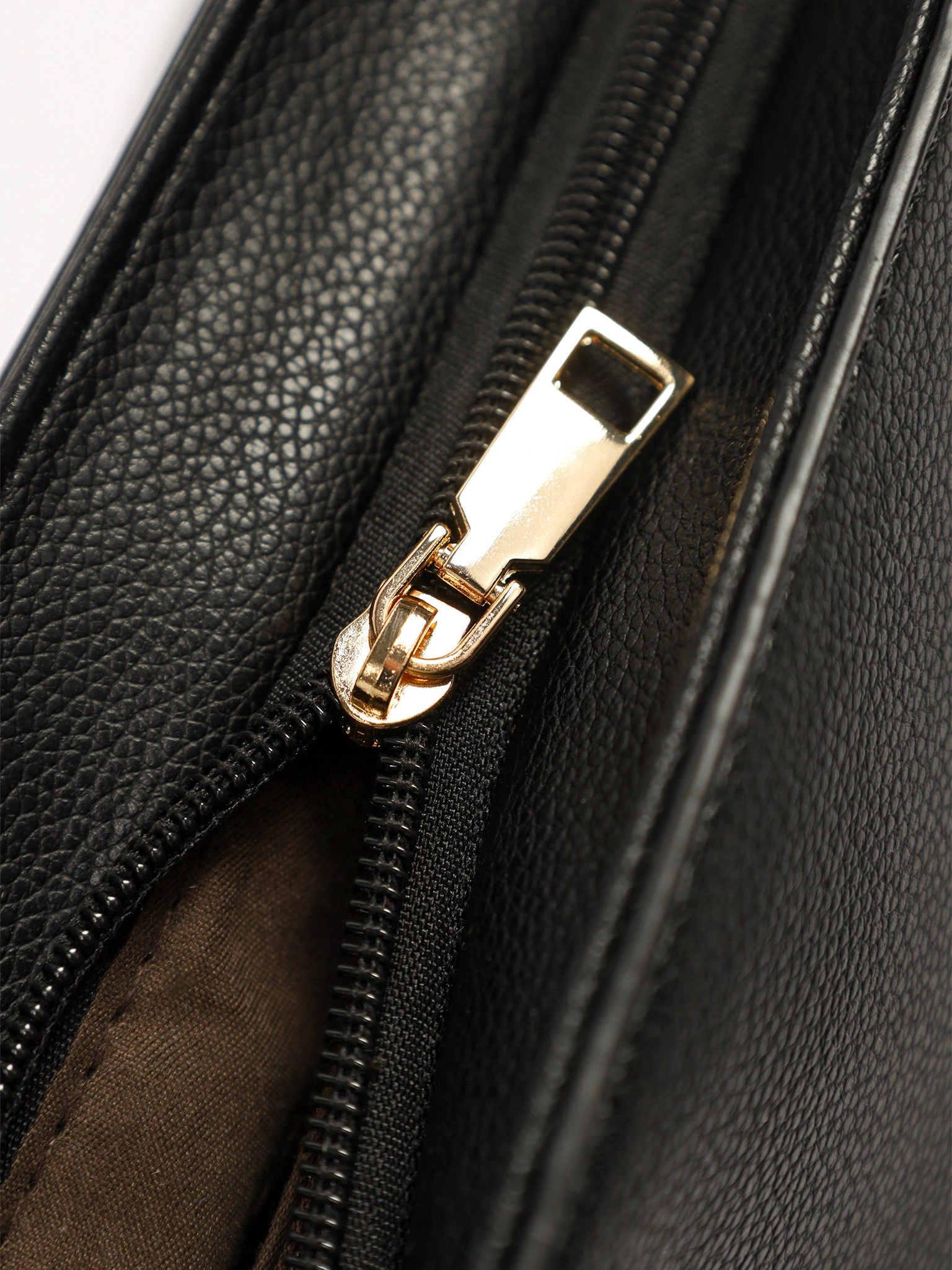 Сумка-кроссбоди с декоративной пряжкой в ассортименте